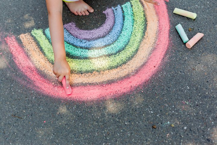 Kind malt Regenbogen