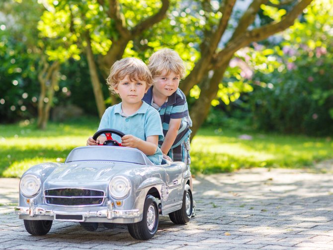 Kinder mit Auto