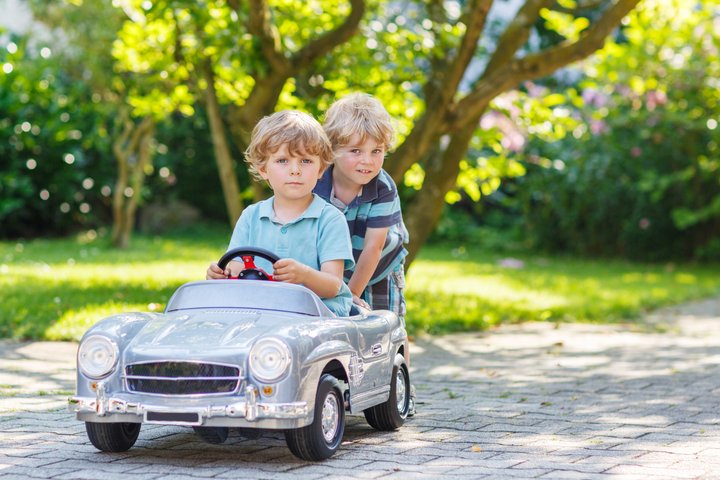 Kinder mit Auto