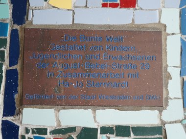 Plakette im Mosaik im Schelmengraben.