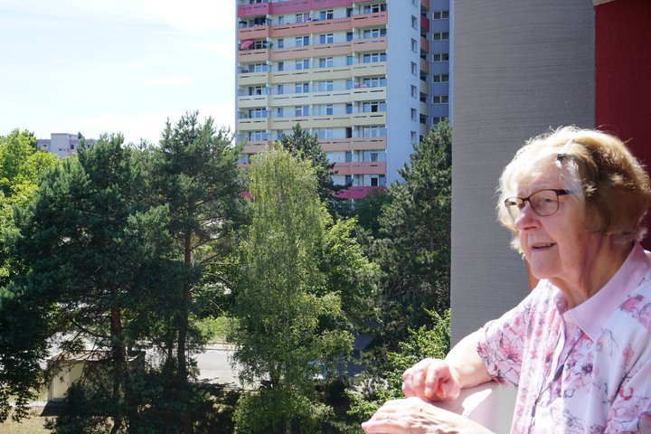 Gertrud B. auf ihrem Balkon mit bester Aussicht
