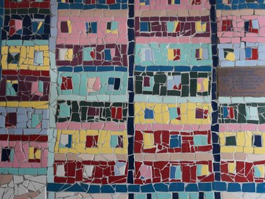 Hochhäuser aus bunten Mosaiksteinchen.