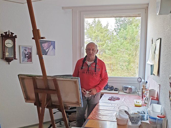 Porträt von Werner Brodt in seinem Atelier